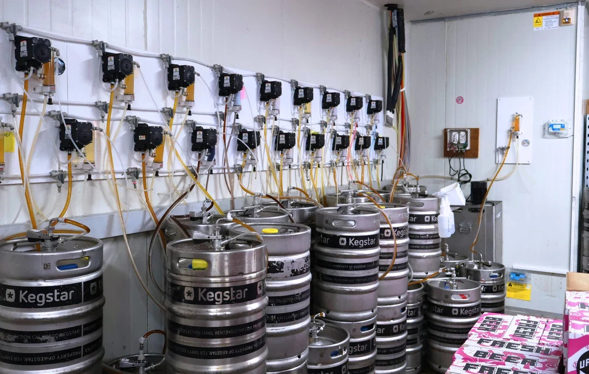 Cuarto de barriles de cerveza con sistema LogiCO2 de detección y alarma de CO₂ - Install Beer