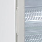 Interior del expositor refrigerado TEFCOLD RCF145 con estantes ajustables - Install Beer