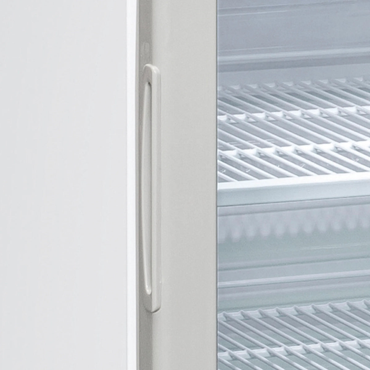 Interior del expositor refrigerado TEFCOLD RCF145 con estantes ajustables - Install Beer