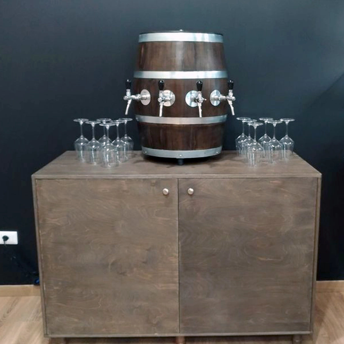 Dispensador Mektar metálico personalizable para hostelería y bebidas por grifo - Install Beer