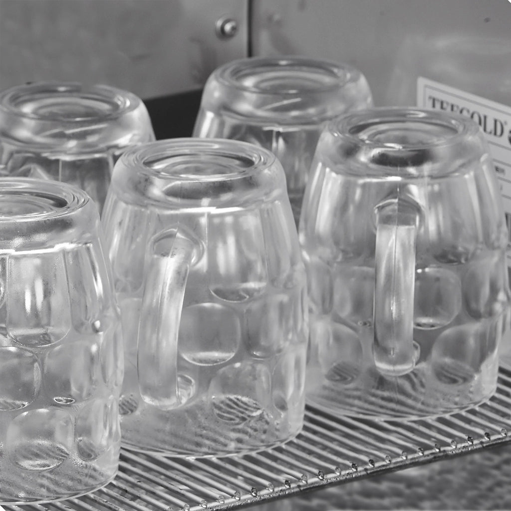 Interior del TEFCOLD GF200VSG con vasos escarchados y estantes cromados - Install Beer