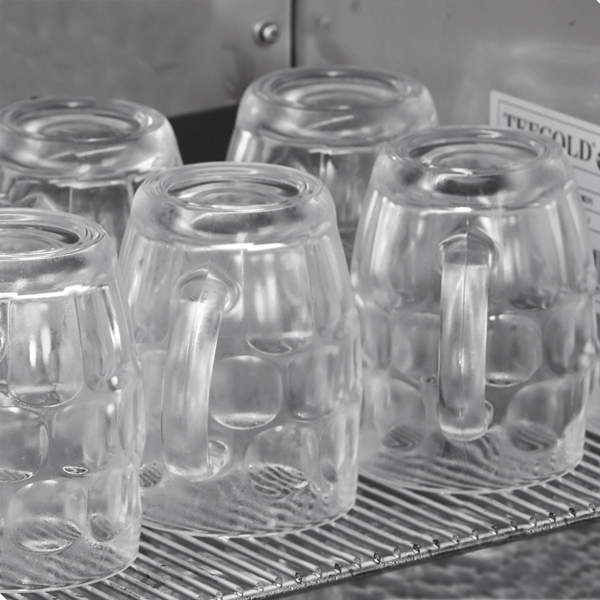 Interior del TEFCOLD GF200VSG con vasos escarchados y estantes cromados - Install Beer